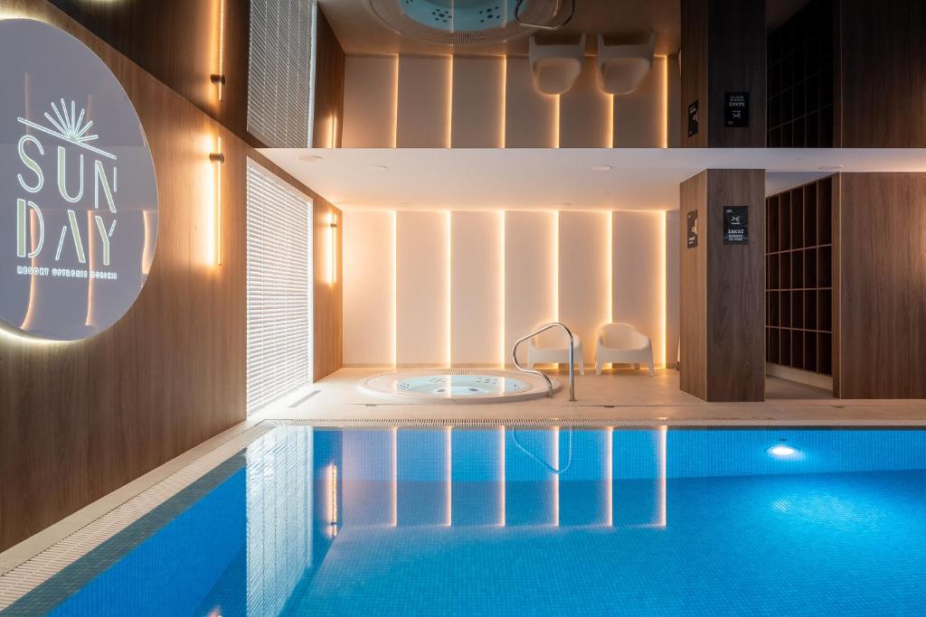 Sunday Resort - Basen z widokiem